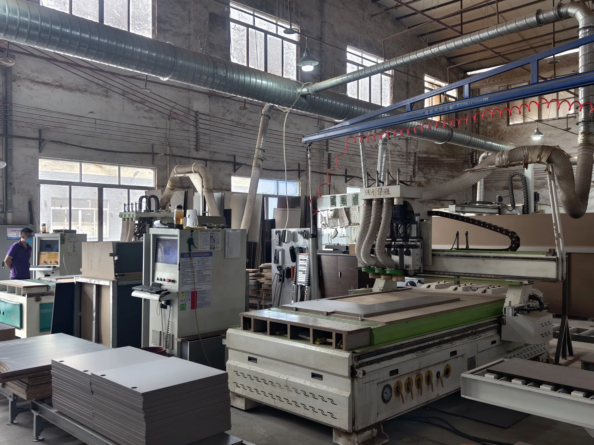 Fully automated panel grooving for office furniture production